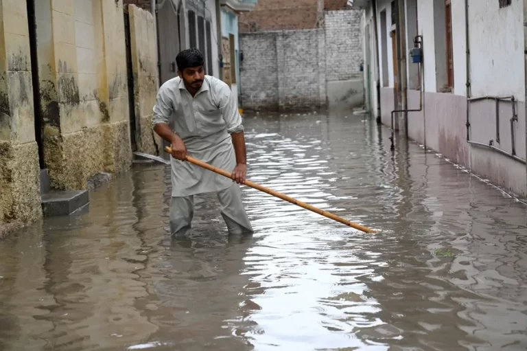 Se eleva a 695 el número de muertos por el monzón en Pakistán mientras persiste la búsqueda de desaparecidos