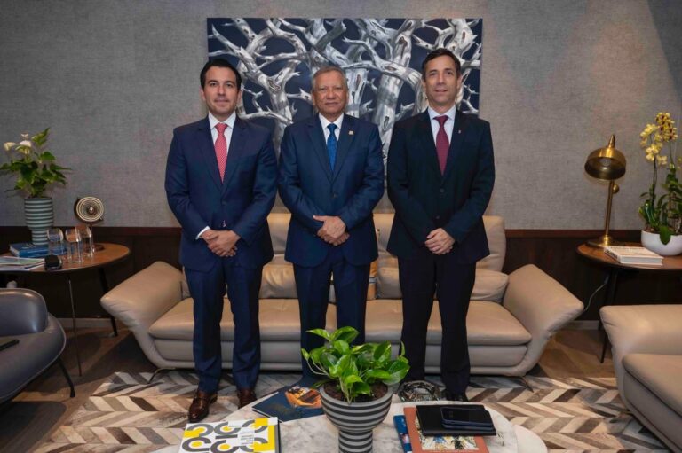 Ejecutivos de Scotiabank visitan al presidente ejecutivo del Banco de Reservas, Leonardo Aguilera
