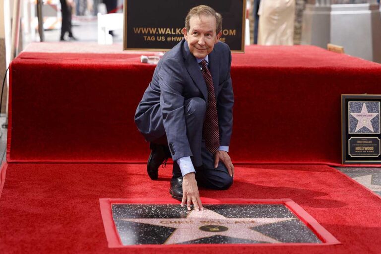 Chris Wallace recibe una estrella en Hollywood junto a la de su padre, Mike Wallace