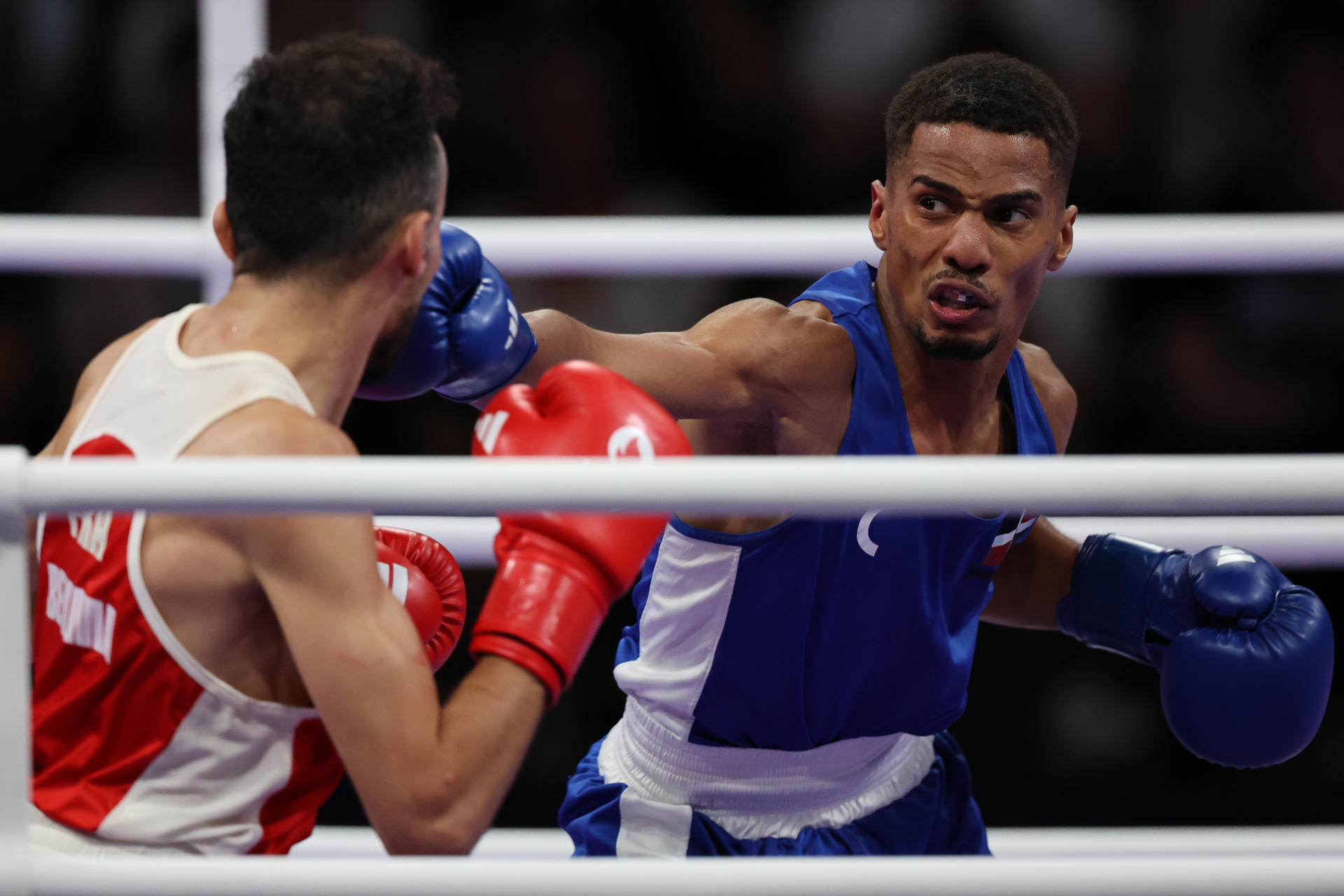 Junior Junior Alcántara derrotó por puntos al sub campeón olímpico Carlos Paalam en el Mundial de Boxeo Liverpool 2025