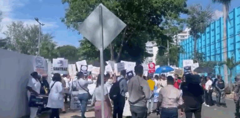 Enfermeras marchan hacia el Palacio Nacional en reclamo de incentivos y mejores condiciones