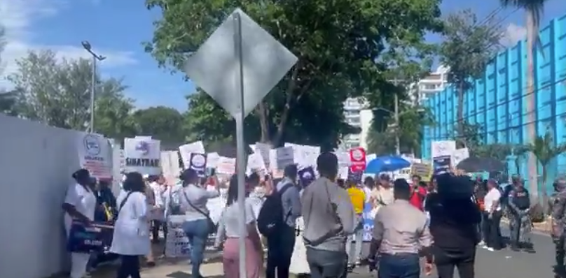 Enfermeras marchan hacia el Palacio Nacional en reclamo de incentivos y mejores condiciones