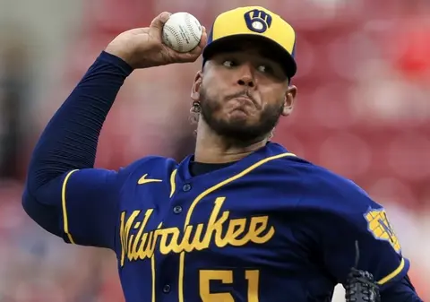 El dominicano Freddy Peralta alcanzó su triunfo 17 de la temporada y es líder en victorias de la Liga Nacional