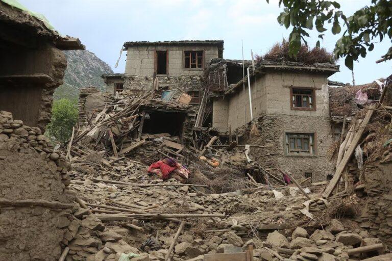 Más de 1,400 muertos y réplicas