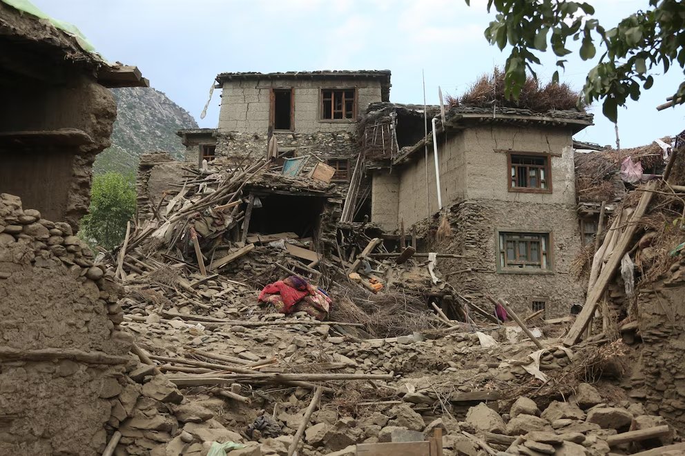Más de 1,400 muertos y réplicas