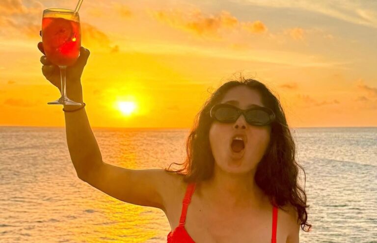 Salma Hayek celebra su cumpleaños 59 con un brindis al atardecer