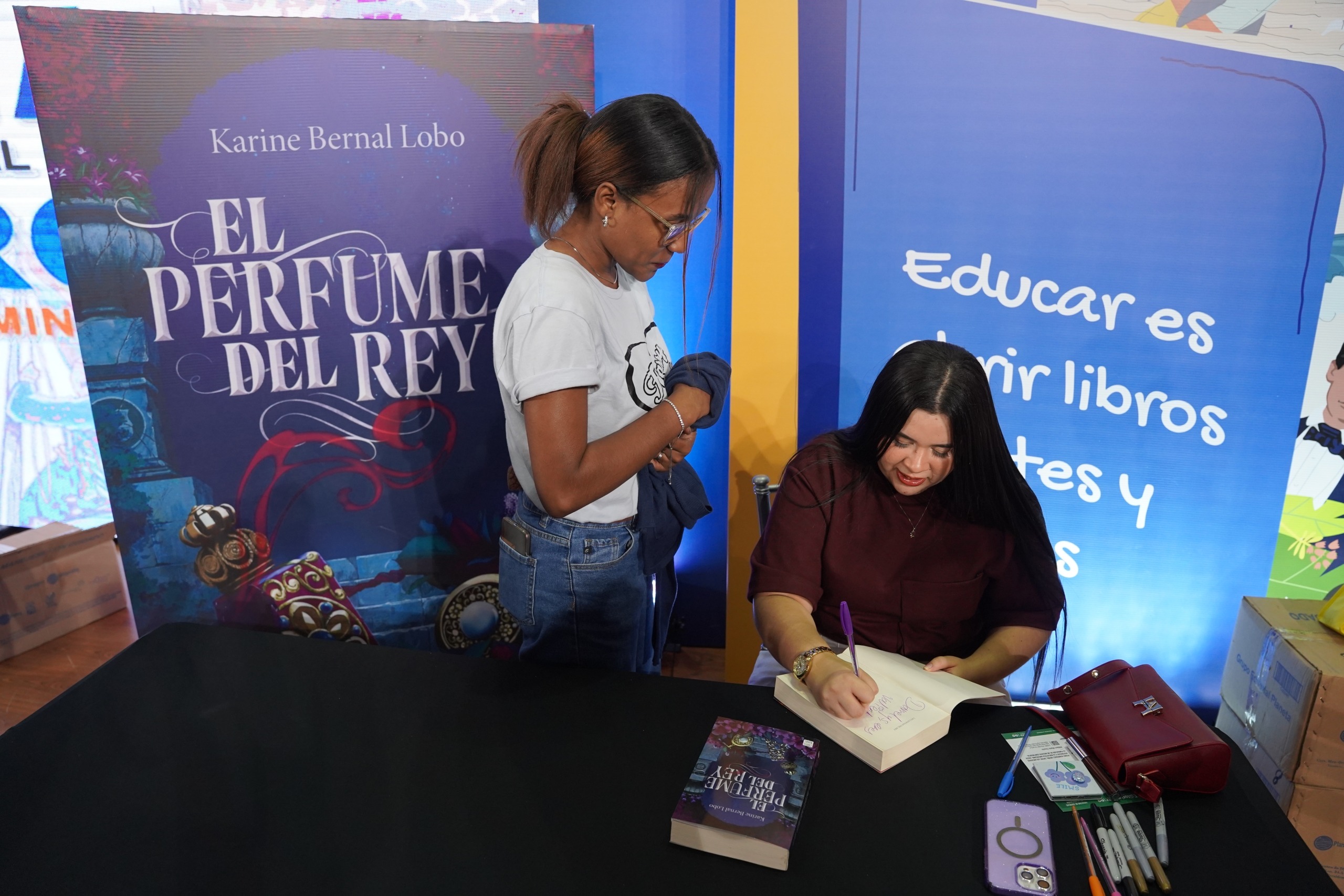 La escritora colombiana Karine Bernal Lobo presenta El Perfume del Rey