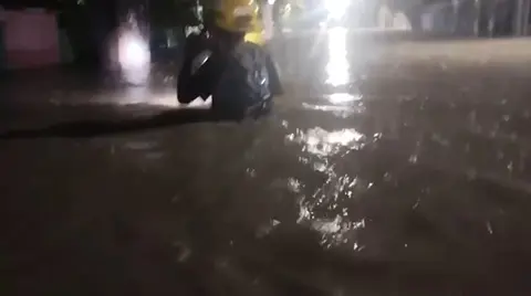 Fuertes lluvias inundan viviendas en El Rosario, Azua: Defensa Civil asiste a 160 familias