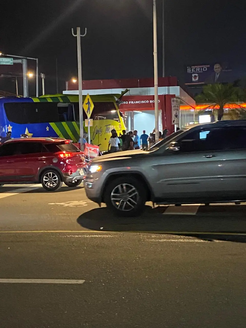 Autobús choca estación del Metro en la Kennedy; una colaboradora de la Opret resulta herida