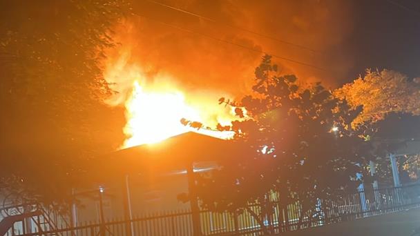 Incendio destruye la Villa Doña Emilia; autoridades investigan