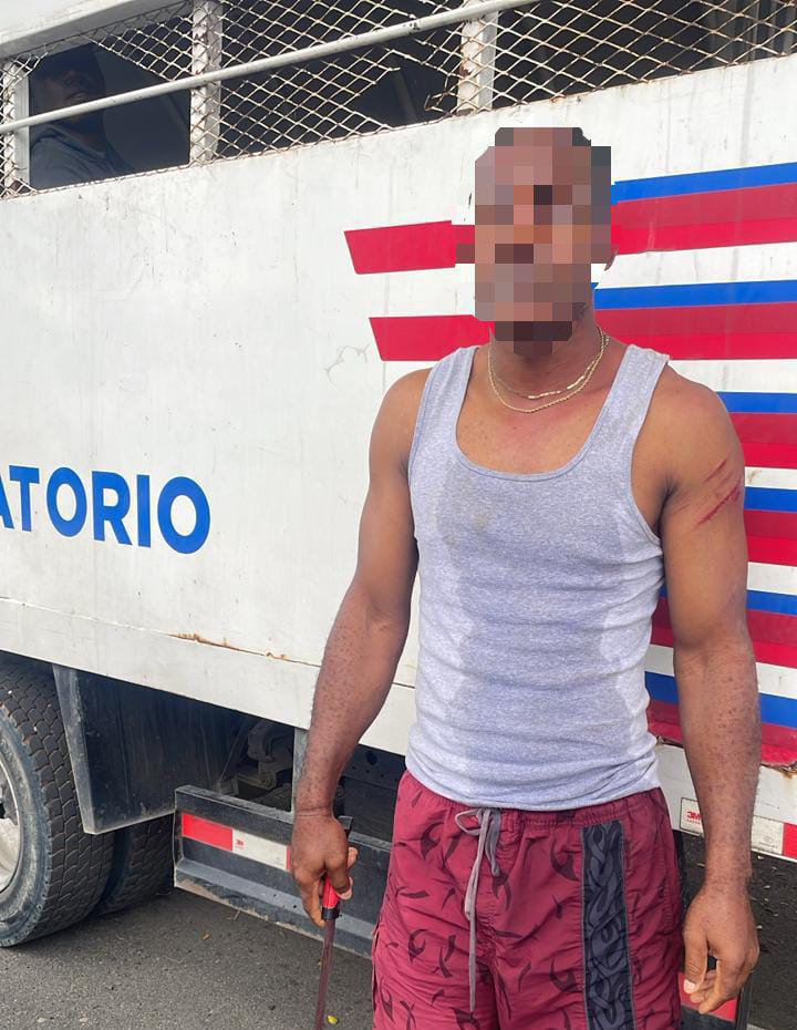 Agente de Migración resulta herido con machete por un haitiano durante operativo en Baní