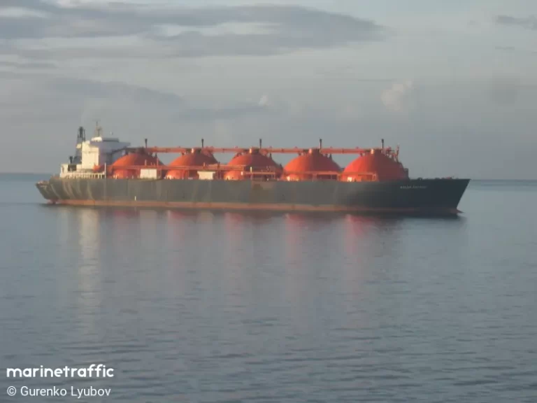 Arriba a la Bahía de Manzanillo buque suplirá combustible a proyecto termoeléctrico