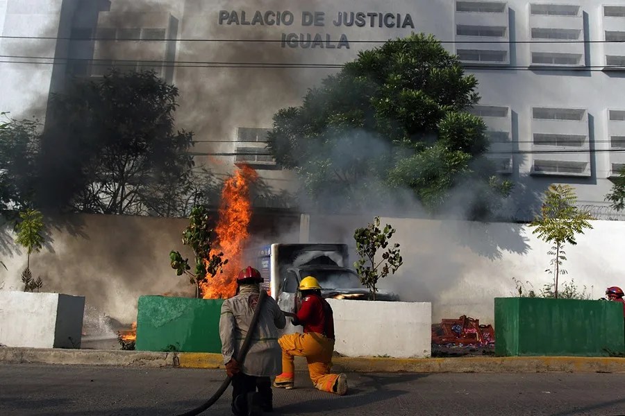 Atacan el Palacio de Justicia en México tras once años de la desaparición de los alumnos de Ayotzinapa