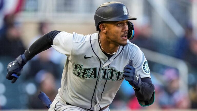 Julio Rodríguez único jugador de los Marineros con dos temporadas de 30 o mas bases robadas y 30 o mas jonrones
