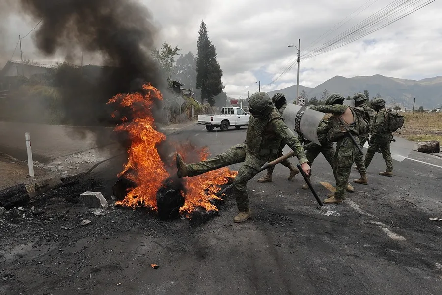 Un muerto, 12 militares heridos, «represión» y «emboscadas» en protestas de Ecuador