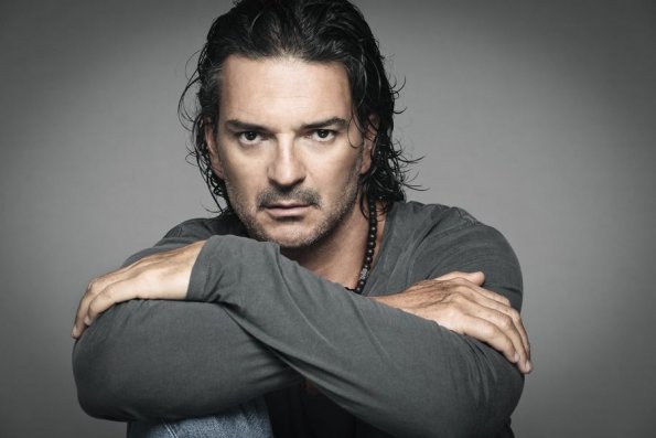 Ricardo Arjona visita el estadio de los Mets en Nueva York y sorprende con dueto improvisado