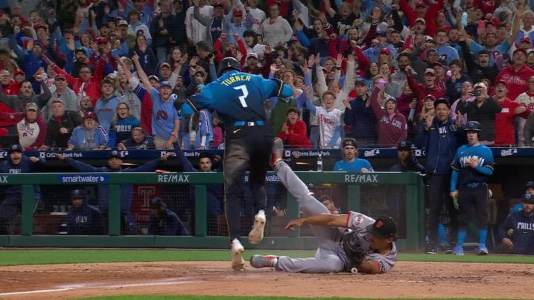 El campocorto de los Phillies Trea Turner sufrió una distensión en el tendón de la corva derecha