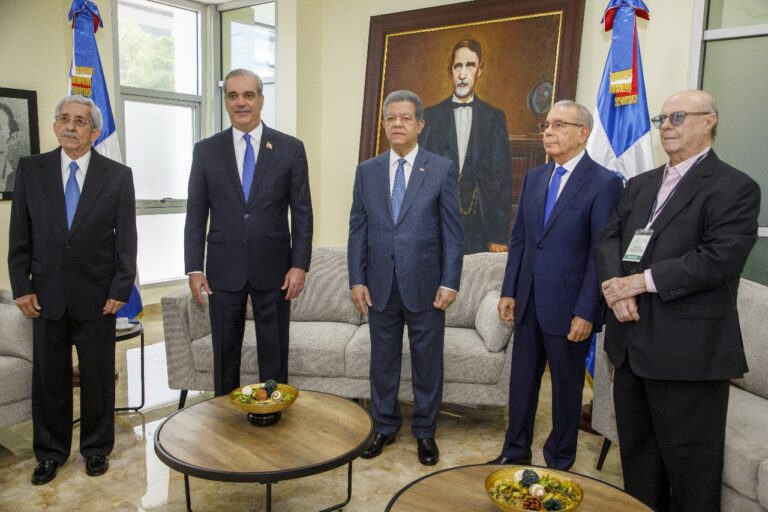 Abinader se reunirá con expresidentes tras recibir informe del CES sobre crisis haitiana