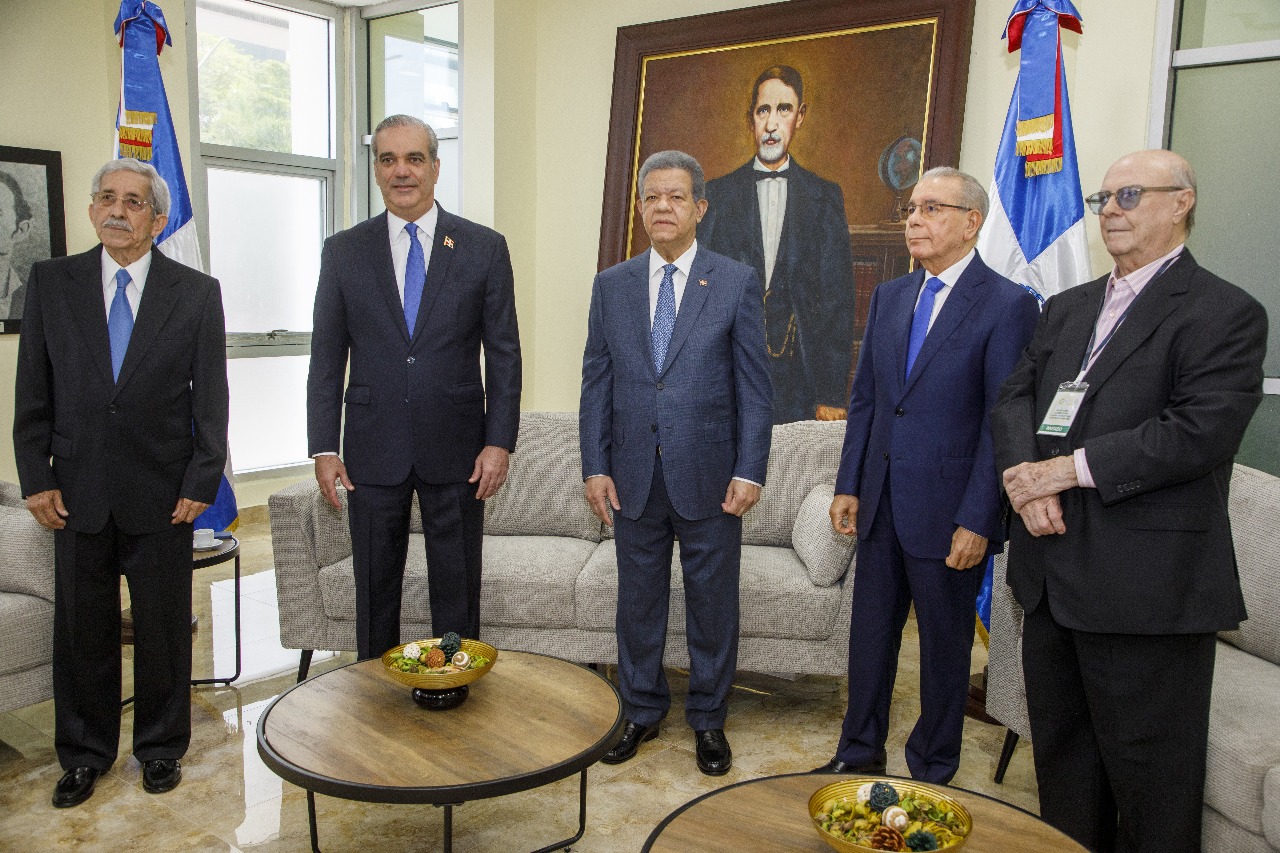 Abinader se reunirá con expresidentes tras recibir informe del CES sobre crisis haitiana
