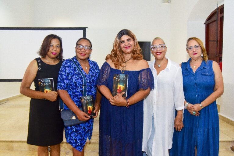 Roxanna Báez presenta su primera novela Venice y Josué