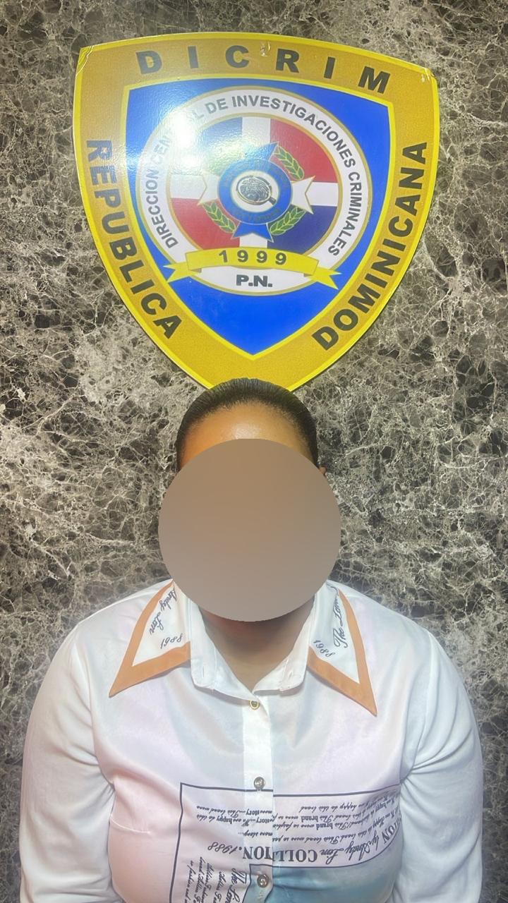 PN apresa y envía a la justicia a mujer captada en video presuntamente agrediendo con una piedra a un agente en SDE