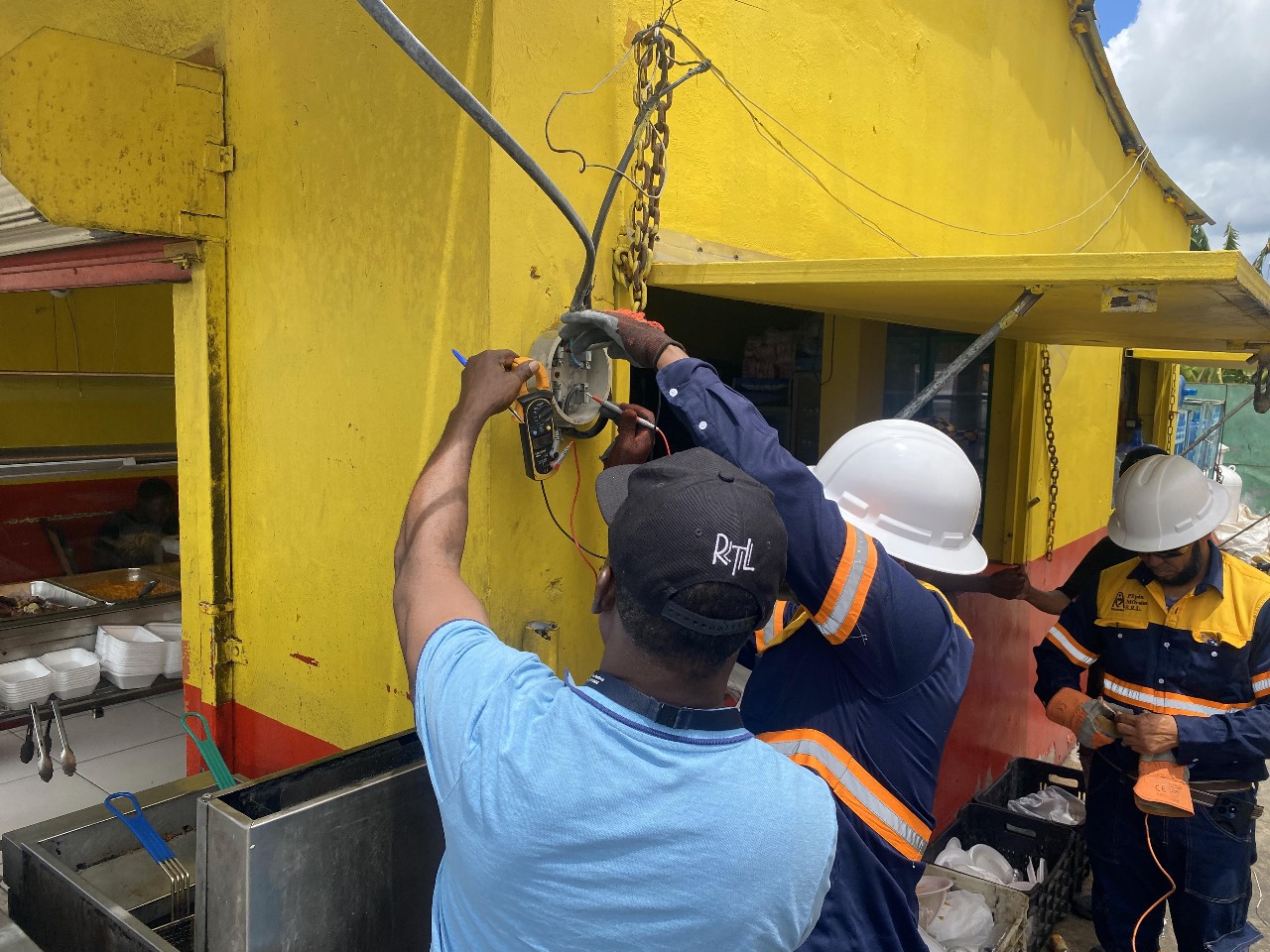 Edeeste y Pgase desmantelan conexiones ilegales en La Altagracia