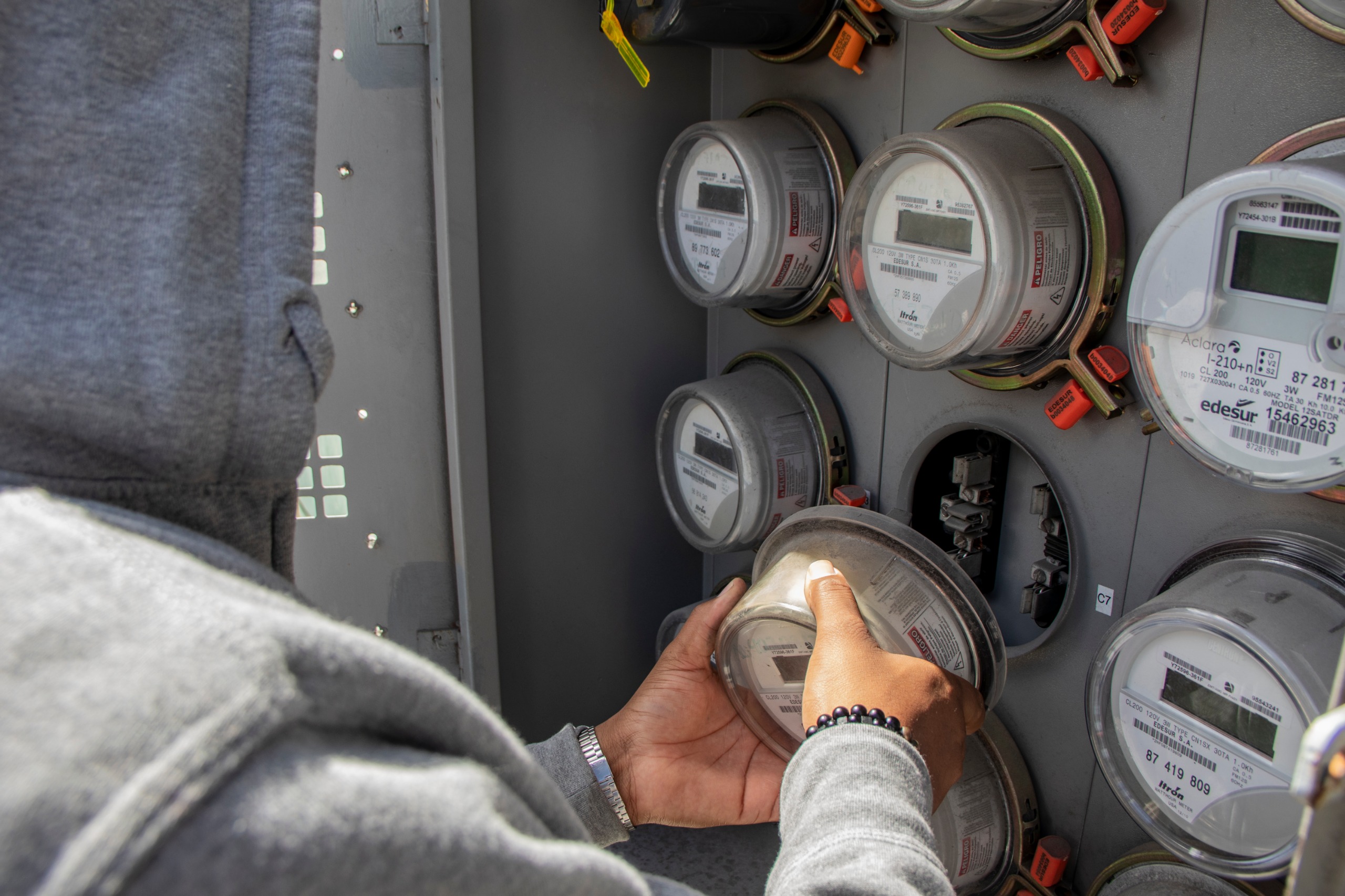 Arrestan a dos por fraude eléctrico en Bella Vista, RD