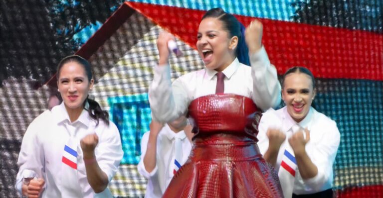 Video: Lee Burgos deslumbra en Times Square con “A Pedir Su Mano” de Juan Luis Guerra en el espectáculo “Dominicana La Bella”