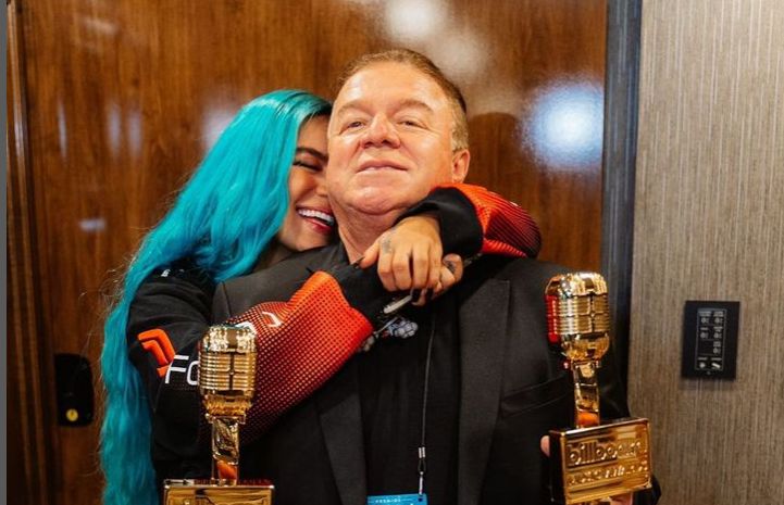 Video: Karol G resalta el papel de su padre en su vida con un gesto musical