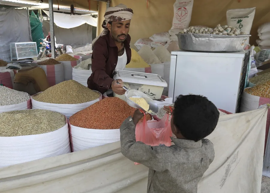 Un 70 % de los hogares en Yemen carecen de los alimentos necesitados a diario, advierte la ONU
