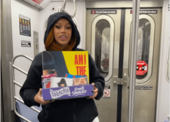 Cardi B vende su nuevo álbum en el metro de Nueva York