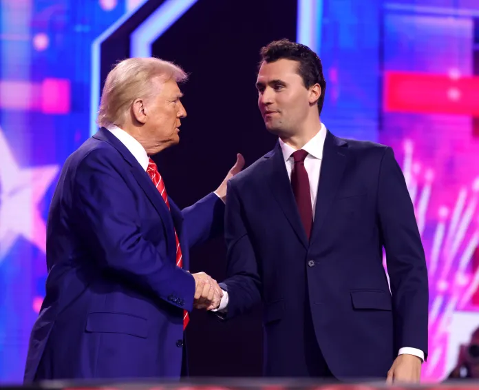 Trump ordena ondear banderas a media asta por Charlie Kirk