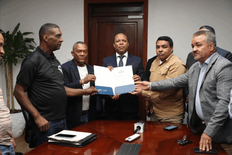 Intrant entrega licencias a CNTU y avanza en la formalización del transporte