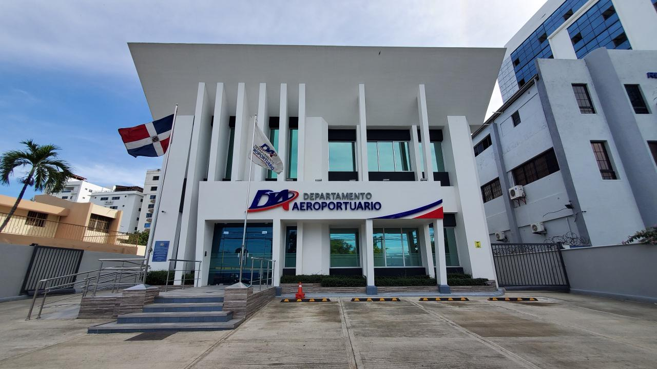 Comisión Aeroportuaria sostiene reunión para investigar apagón en el AILA