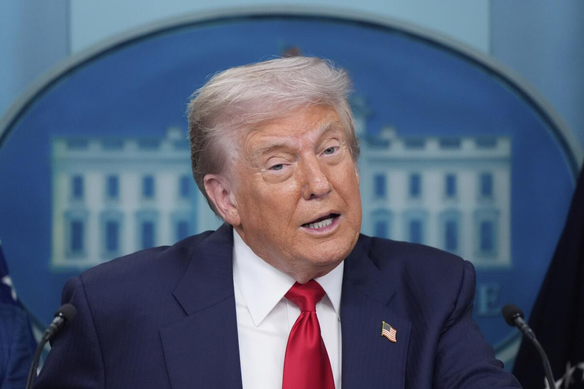 Trump afirma que detener y deportar migrantes frenó la migración a EEUU