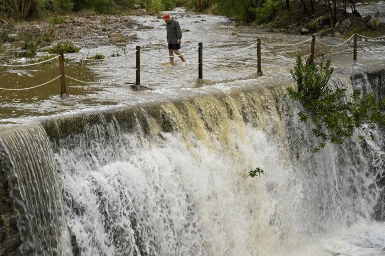 Alerta roja en Comunidad Valenciana: lluvias intensas dejan vuelos cancelados, inundaciones y rescates
