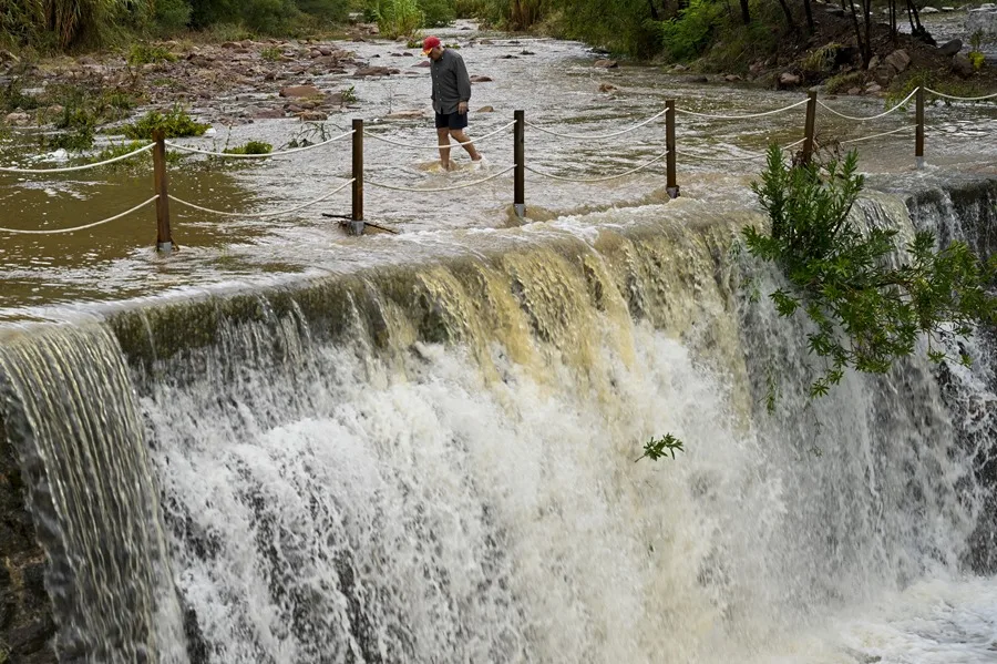 Alerta roja en Comunidad Valenciana: lluvias intensas dejan vuelos cancelados, inundaciones y rescates