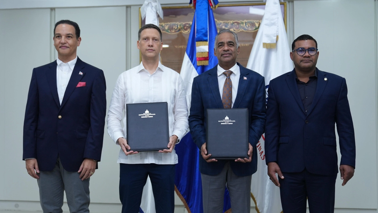 Firman acuerdo para proyecto de electrificación en La Cruz de Cabrera, Dajabón