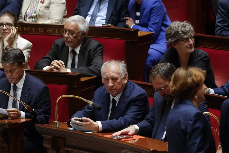 Dimisión de Bayrou: Nuevo primer ministro pronto