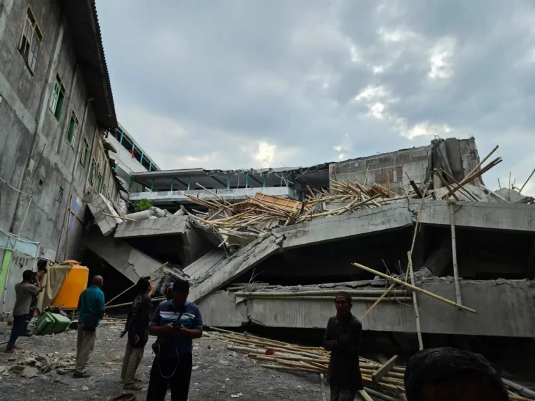 Un internado se derrumba en Indonesia mientras los estudiantes rezaban