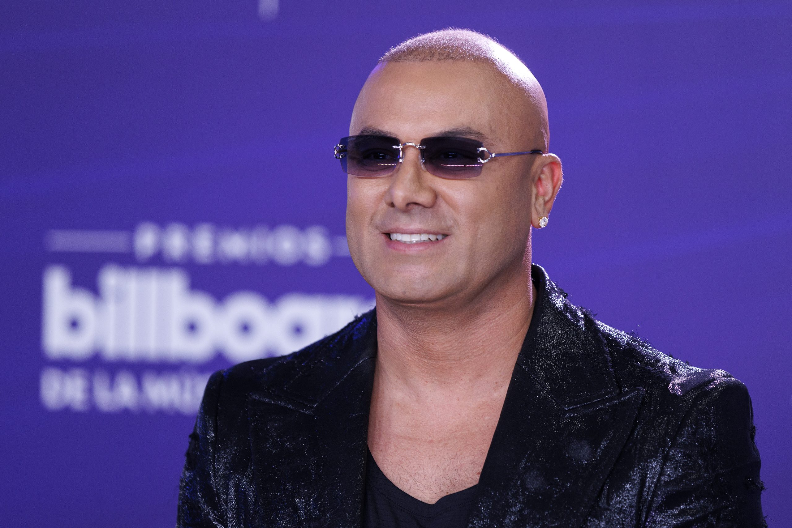 Moda contrastante y multicolor brilla en la alfombra azul de los Latin Billboard 2025