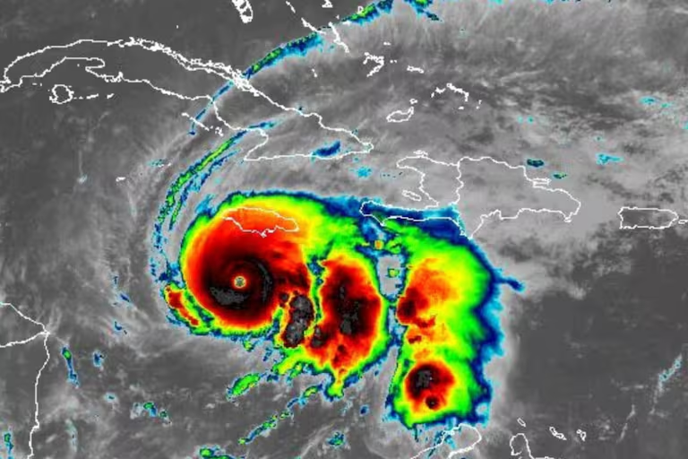 Imágenes satelitales revelan la fuerza del huracán Melissa categoría 5 cerca de Jamaica