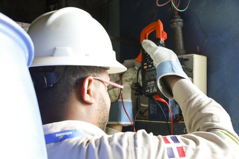 Edeeste y Pgase desmantelan conexiones ilegales en comercios de Boca Chica