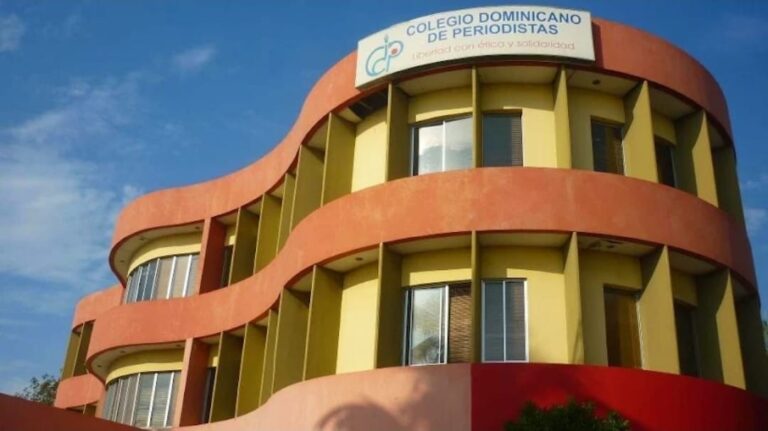 Escuela Turistica del Caribe propone al Colegio Dominicano de Periodistas adelantar un año de pago de alquiler