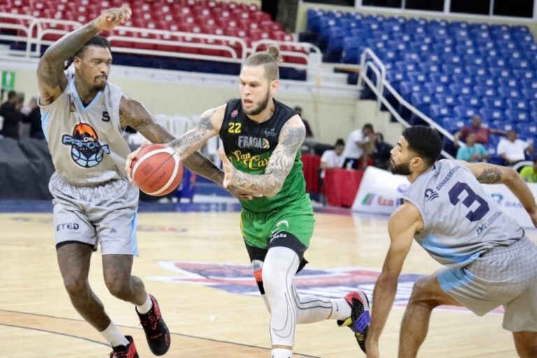 San Carlos y Mauricio Báez triunfaron en la reanudación del Torneo de Balonceto Superior del Distrito