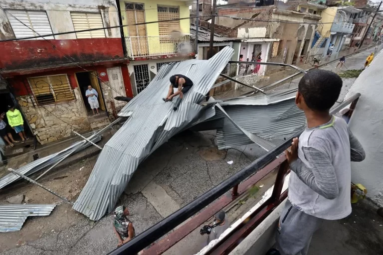 El huracán Melissa se aleja de Cuba rumbo a Bahamas