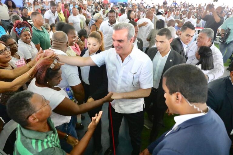 Luis abinader inaugura proyectos educativos y deportivos en el DN y provincia Santo Domingo