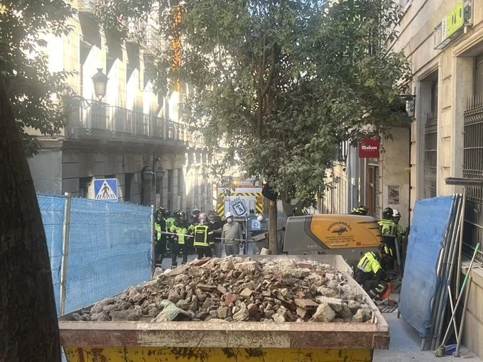 Al menos tres heridos por el derrumbe del forjado de un edificio en obras en Madrid