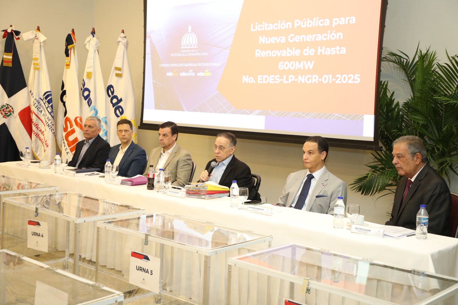 El gobierno revoluciona licitación de renovables con almacenamiento de energía
