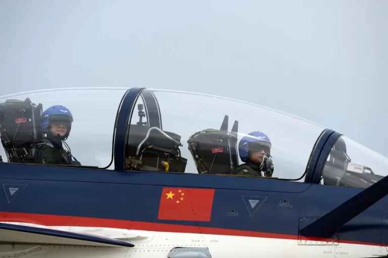 China realiza maniobras aéreas en torno a Taiwán días antes de la reunión entre Xi y Trump
